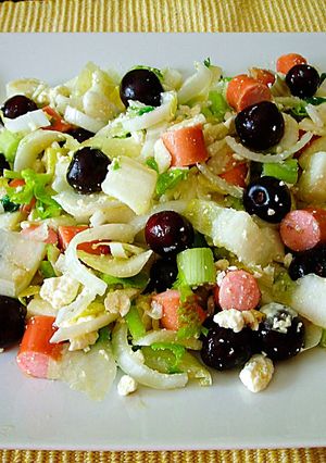 Foto principal de Ensalada de endivias con salchichas Frankfurt de pollo, cerezas y queso feta