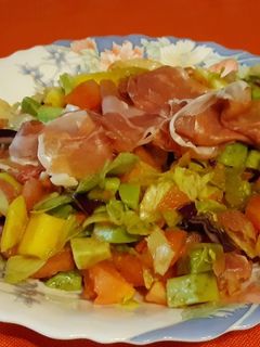 Una foto de Ensalada con jamón, aguacate y mango
