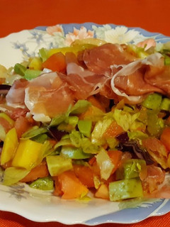 Una foto de Ensalada con jamón, aguacate y mango