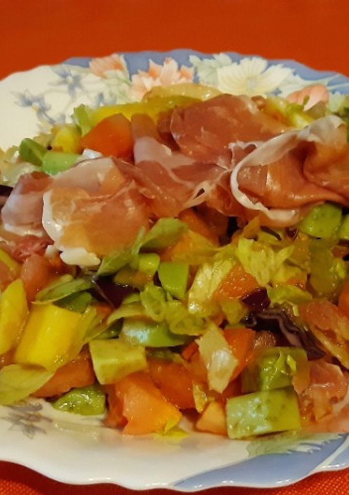 Una foto de Ensalada con jamón, aguacate y mango