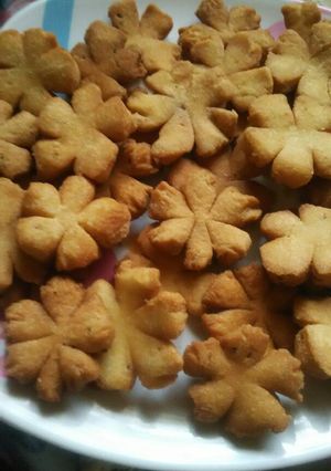 फ्लावर डिजाईन मीठे खुरमे (Flower design meethe khurme recipe in hindi) रेसिपी मुख्य फोटो