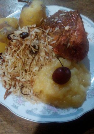 Una foto de Arroz árabe con puré de manzana y pavita