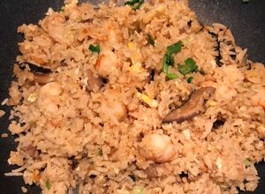 Une photo de Riz sauté aux crevettes et shiitake (riz cantonais)