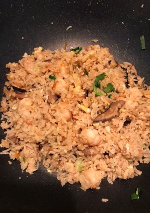 Une photo de Riz sauté aux crevettes et shiitake (riz cantonais)