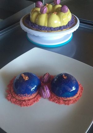 Una foto de Mousse de piloncillo y glaseado espejo