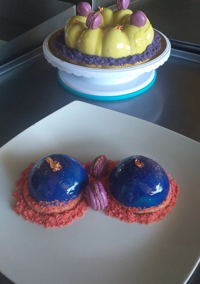 Una foto de Mousse de piloncillo y glaseado espejo