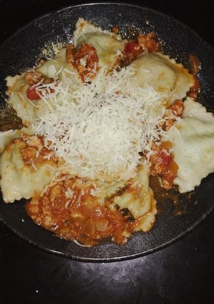 Una foto de Ravioles de espinaca, ricota, jamón y queso