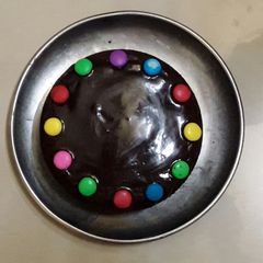 A picture of Vanilla cake with chocolate ganache.