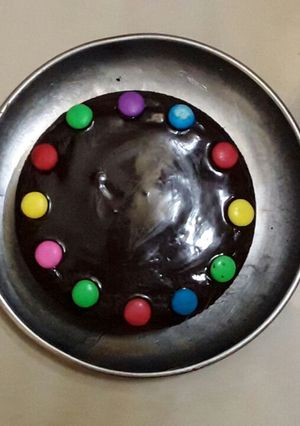 A picture of Vanilla cake with chocolate ganache.