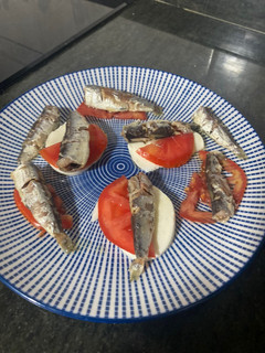 Una foto de Montaditos de mozzarella y sardinilla