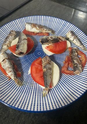 Una foto de Montaditos de mozzarella y sardinilla
