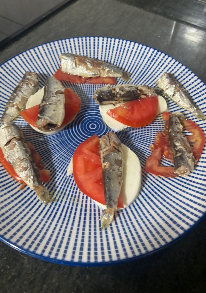 Una foto de Montaditos de mozzarella y sardinilla