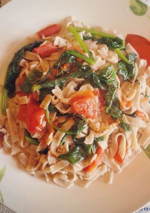 Foto di Tagliatelle di farro con spinaci e pomodoro (ricetta light)
