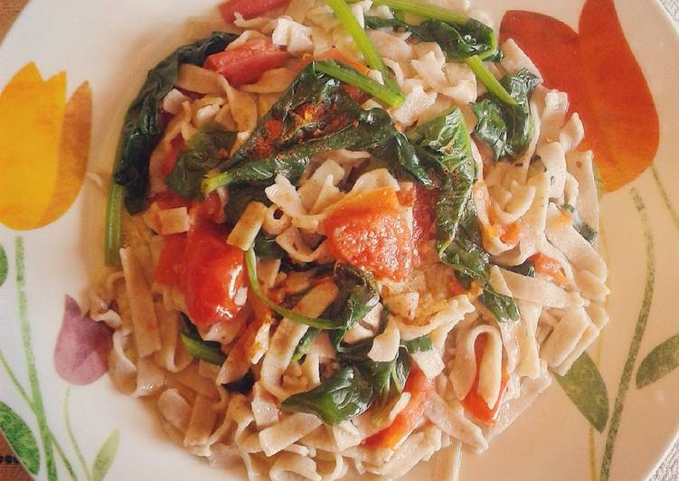 Tagliatelle di farro con spinaci e pomodoro (ricetta light)