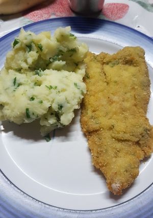 Una foto de Milanesas de pescado y puré con verdeo