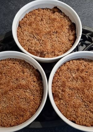 Une photo de Crumble à la compotée de rhubarbe