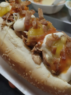 Una foto de Perrito🌭caliente🥓de pollo🍗y tocineta🌭hawaiano🍍