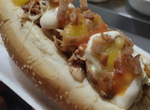 Una foto de Perrito🌭caliente🥓de pollo🍗y tocineta🌭hawaiano🍍