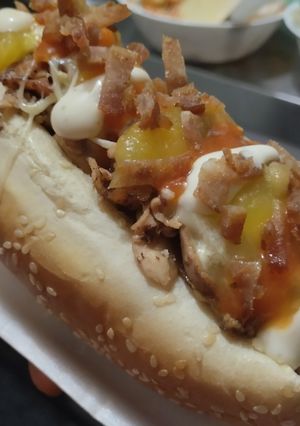 Una foto de Perrito🌭caliente🥓de pollo🍗y tocineta🌭hawaiano🍍