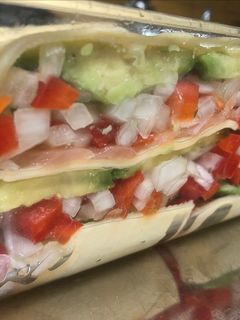 Una foto de Lasaña fría de salmón y aguacate