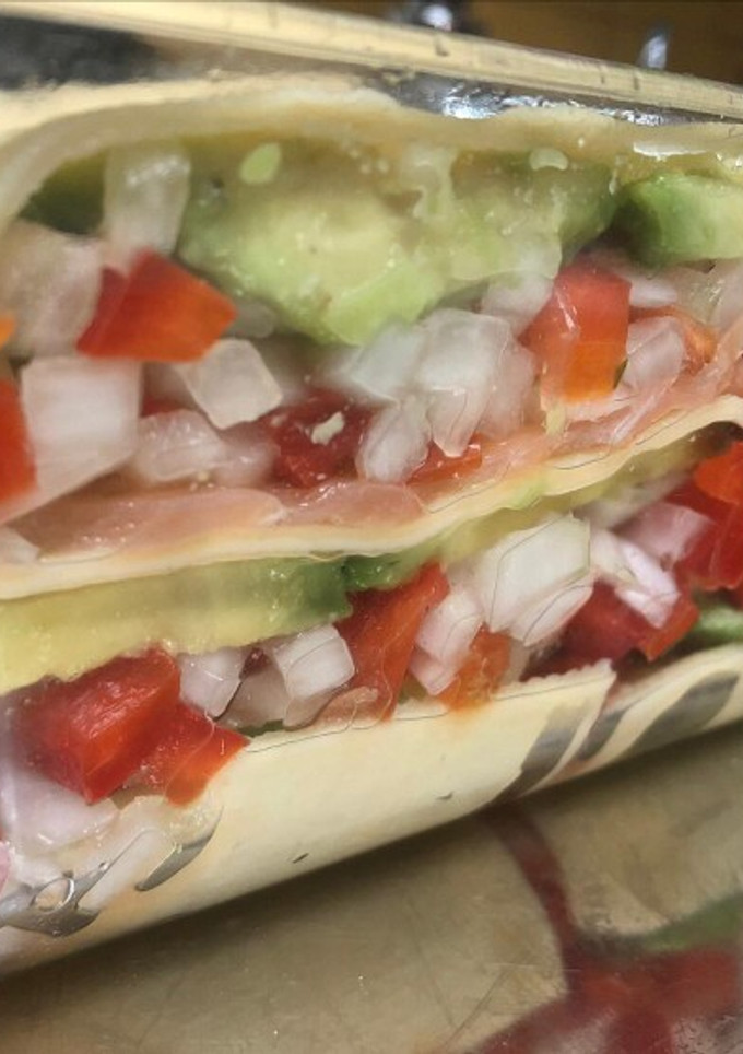Una foto de Lasaña fría de salmón y aguacate