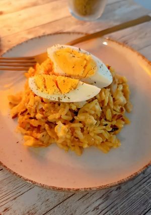 Una foto de Arroz hindú: Kedgeree de pescado // Classic Kedgeree Indian Recipe