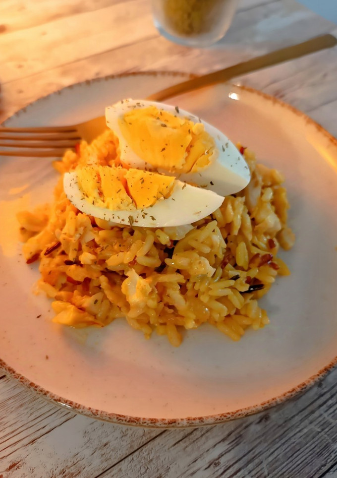Una foto de Arroz hindú: Kedgeree de pescado // Classic Kedgeree Indian Recipe