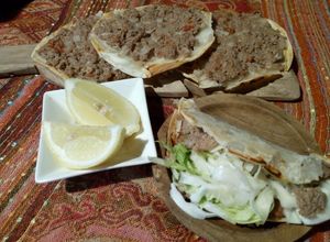 Una foto de Lehmeyun -Empanada Armenia- con sabor a amor