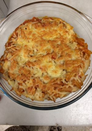 Una foto de Macarrones gratinados (con sofrito, atún y el toque especial)