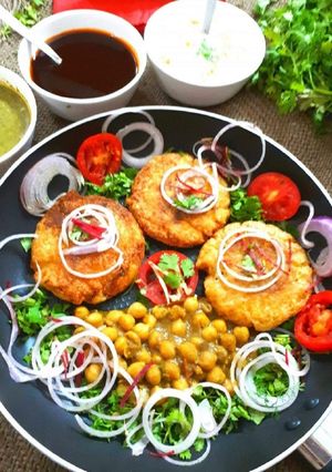 A picture of #AlooTikki_Chole_Chaat.