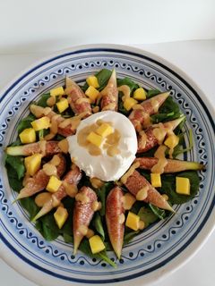 Una foto de Ensalada de brevas y espinacas con vinagreta de mango