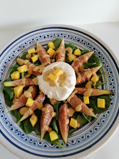 Una foto de Ensalada de brevas y espinacas con vinagreta de mango