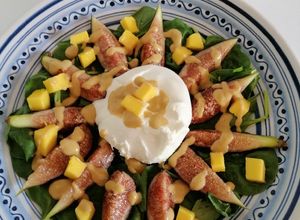 Foto principal de Ensalada de brevas y espinacas con vinagreta de mango