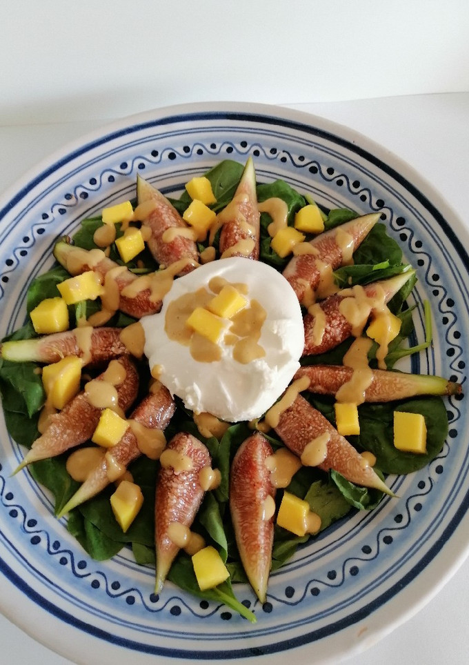Una foto de Ensalada de brevas y espinacas con vinagreta de mango