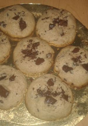 Una foto de Galletas con chips de chocolate fácil en 4 pasos☺