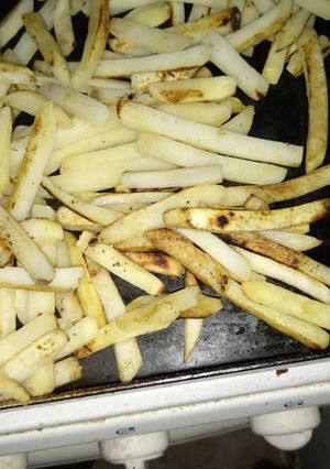 Una foto de Papas fritas en plancheta o sartén sin aceite😁😂🤣