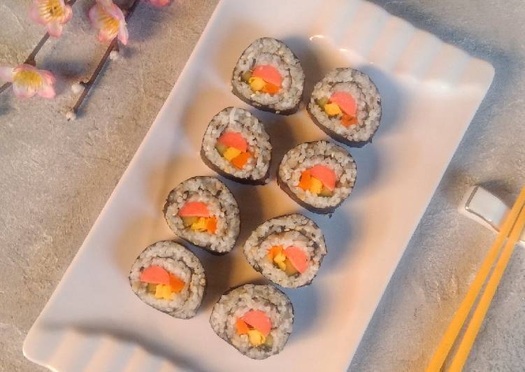 Bagaimana Menyiapkan Sushi roll homemade yang Bisa Manjain Lidah
