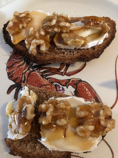 Una foto de Tostadas de queso de cabra y miel