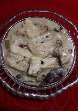 A picture of White gravy paneer mouli.