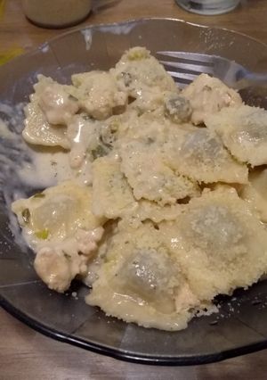 Una foto de Ravioles con salsa al verdeo