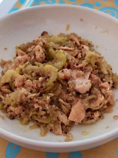 Una foto de Quinoa con calabacín y salmón