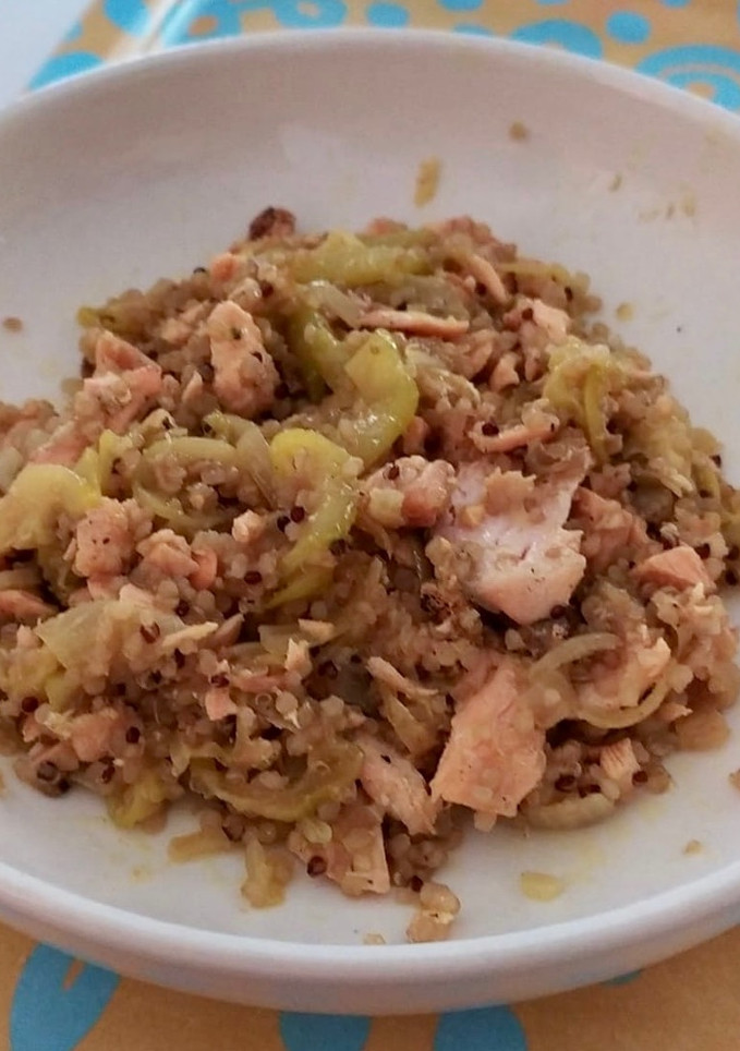 Una foto de Quinoa con calabacín y salmón