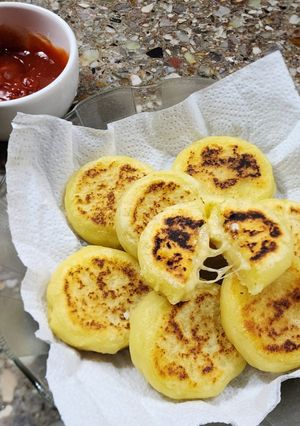 Una foto de 🥔🧀 Llapingachos - Tortillitas de papa rellenas de queso, a la sartén 🧀🥔
