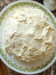 Una foto de Torta de frutillas con merengue y crema