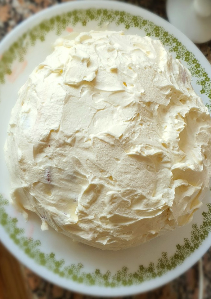 Una foto de Torta de frutillas con merengue y crema