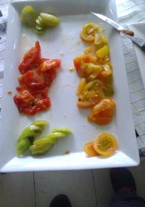 Una foto de Ensalada de jitomates de colores