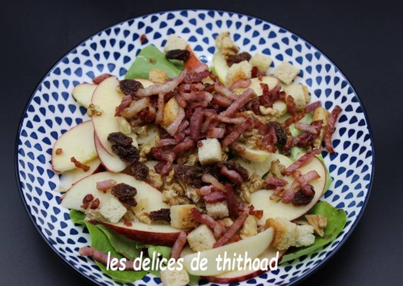 Salade aux lardons, pommes et noix, vinaigrette au miel