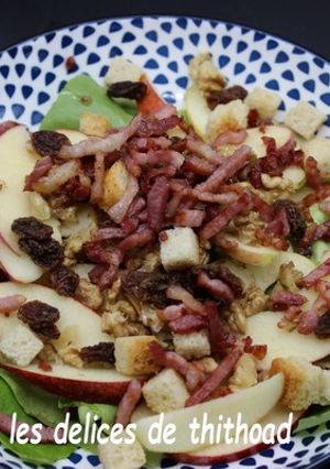 Une photo de Salade aux lardons, pommes et noix, vinaigrette au miel