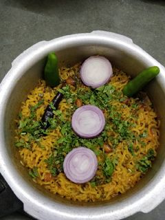 વઘારેલી મિક્સ દાળ ખીચડી રેસીપી મુખ્ય ફોટો