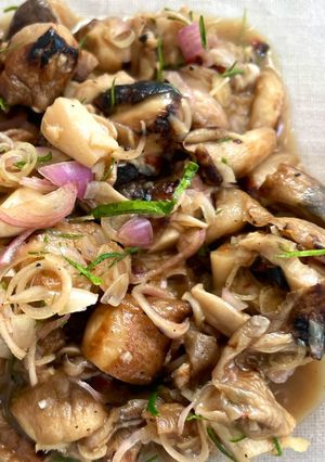 รูปของ เมี่ยงเห็ดฟาง🍄แนมกับถั่วลิสงและผักสด🥬🥜